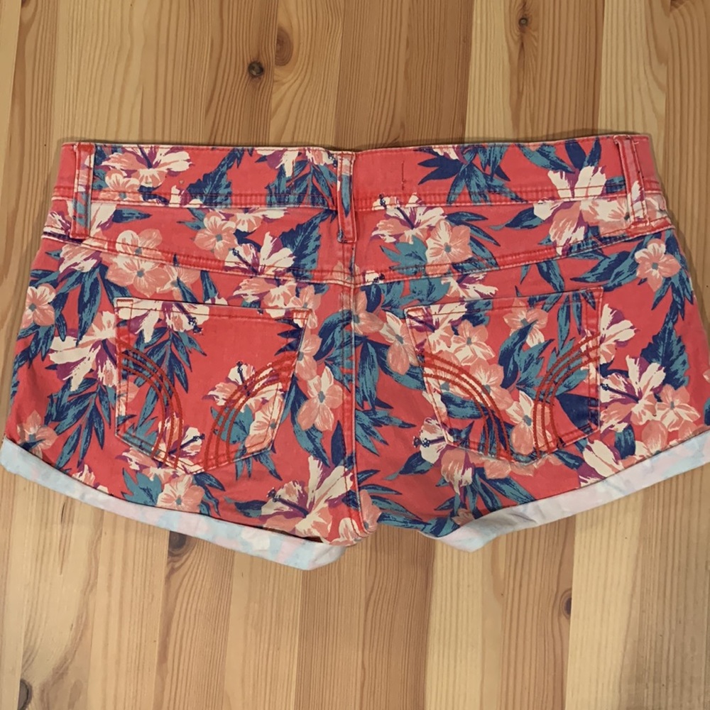 Low rise short-shorts - Picture 2 of 3